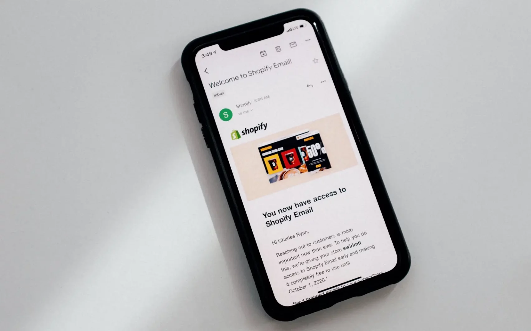 Smartphone auf einem weißen Tisch