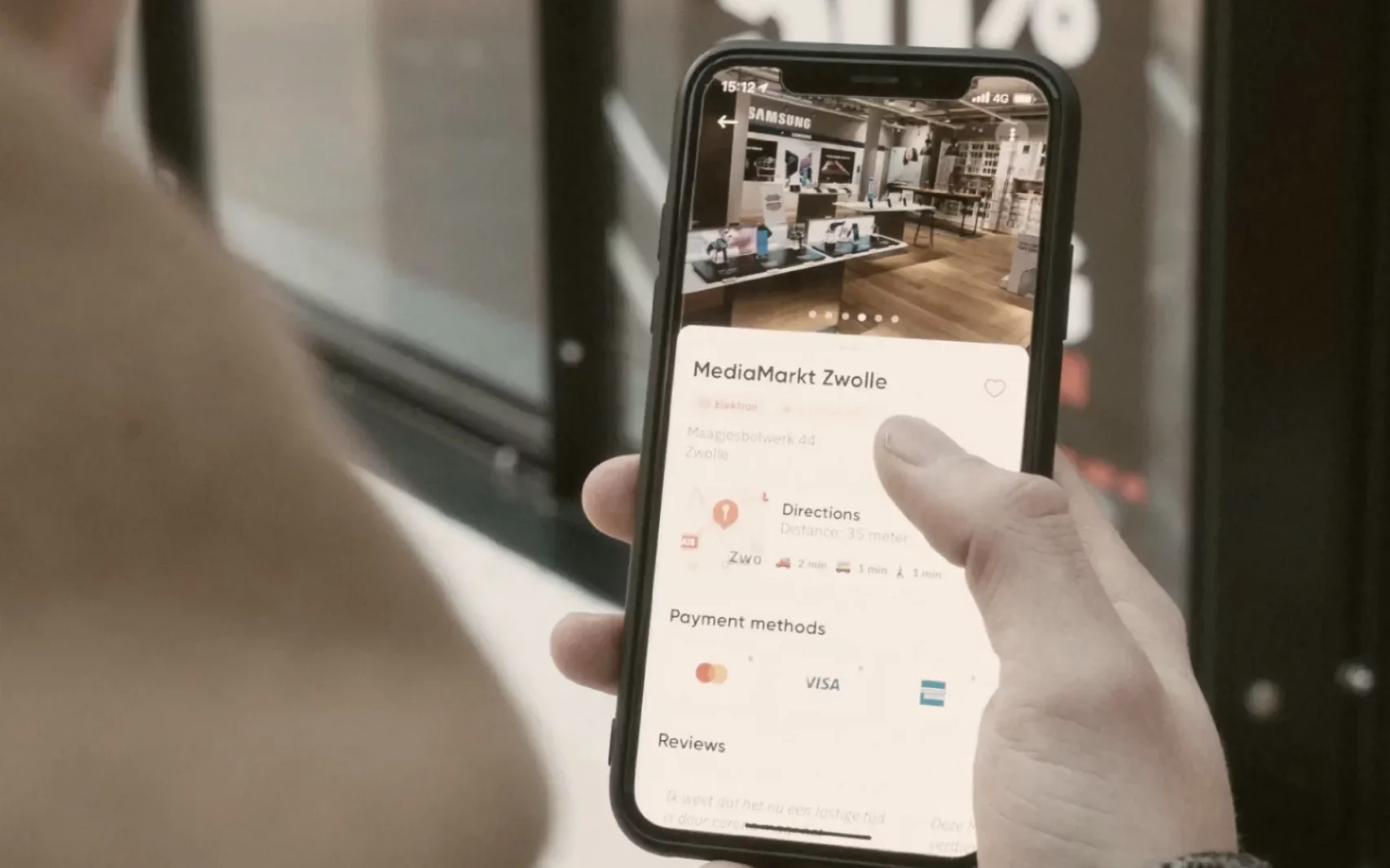 Handy mit Google MyBusiness-Eintrag, passend zum Thema "Lokales Marketing: Optimiere deinen Standort mit Uberall"