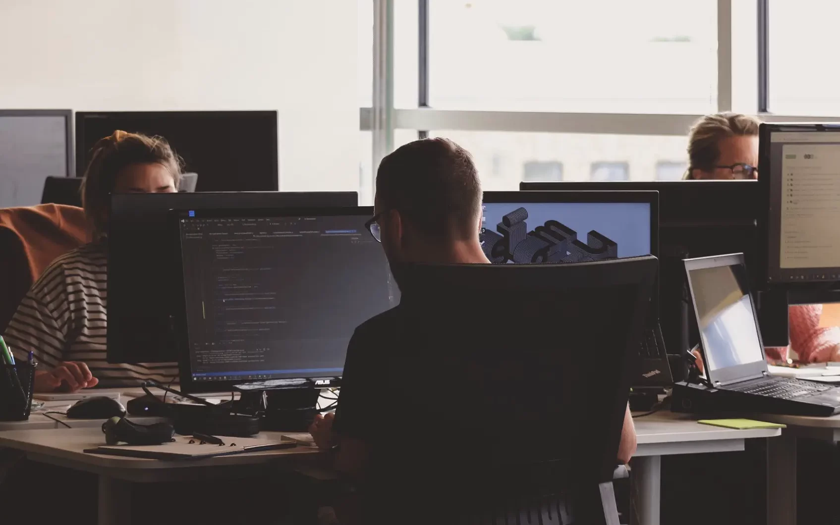 Programmierer-Team am Arbeitsplatz, Landing Page-Entwicklung